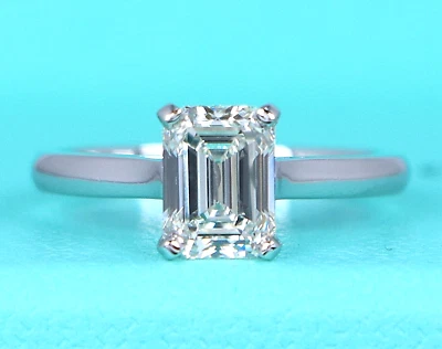 Anillo de compromiso de diamantes talla esmeralda VVS2 $26,500 Tiffany & Co platino 1,55 quilates 6 Foto 1 de 4