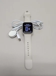 Apple Watch Series SE (2nd Gen) 40mm GPS + WiFi + Cellular  - Photo 1 sur 7