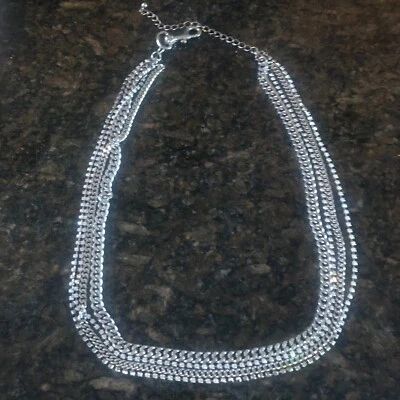 Cinturón de cadena de estrás de cuatro hilos tono plata ajustable Foto 1 de 3