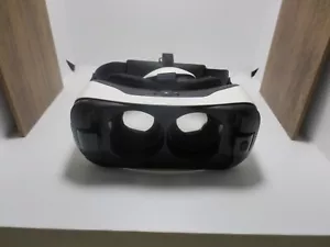 Samsung Gear VR Headset - SM-R321 - White - Picture 1 of 7