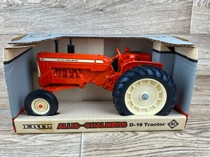 ERTL Toys Allis-Chalmers D-19 1/16 Scale Die-Cast Metal Toy Tractor - Picture 1 of 16