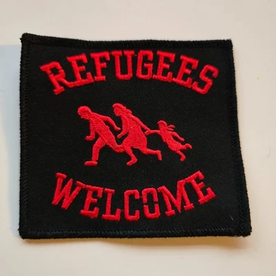 Patch „Refugees Welcome“ – gestickter Aufnäher – schwarz/rot – Motiv Familie - Image 1 of 2
