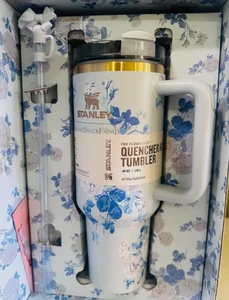 Love Shack Fancy Quencher X Stanley 40oz. Quencher Flowstate Tumbler With Box - Bild 1 von 6