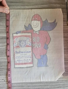 BUD MAN BUDWEISER anni 70 VINTAGE BIRRA AMERICANA FERRO DA STIRO SU TRASFERIMENTO B-5 - Foto 1 di 3