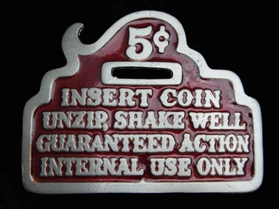 PI03108 VINTAGE 1979 *INSERTAR MONEDA, DESCOMPRIMIR, AGITAR BIEN* DIVERTIDA NOVEDAD HEBILLA DE CINTURÓN Foto 1 de 2