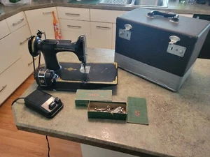 Máquina de coser Singer FEATHERWEIGHT 1950 vintage con accesorios AJ635611 ~ VIDEO - Imagen 1 de 17