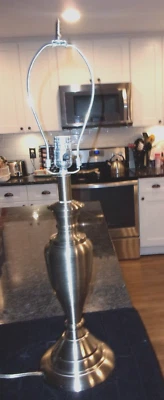 LÁMPARA DE MESA METAL CEPILLADO - 27" HAMPTOM BAY - ELÉCTRICA Foto 1 de 4