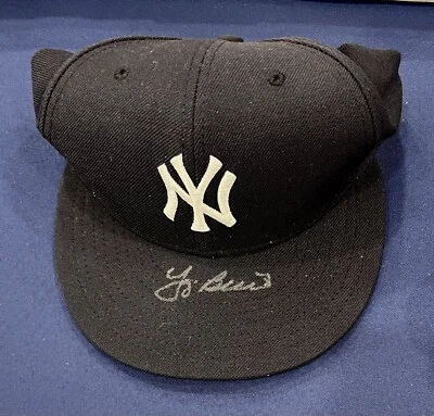 Gorra de béisbol oficial de los Yankees New Era firmada por Yogi Berra. Holo 7 3/8” MLB Foto 1 de 2