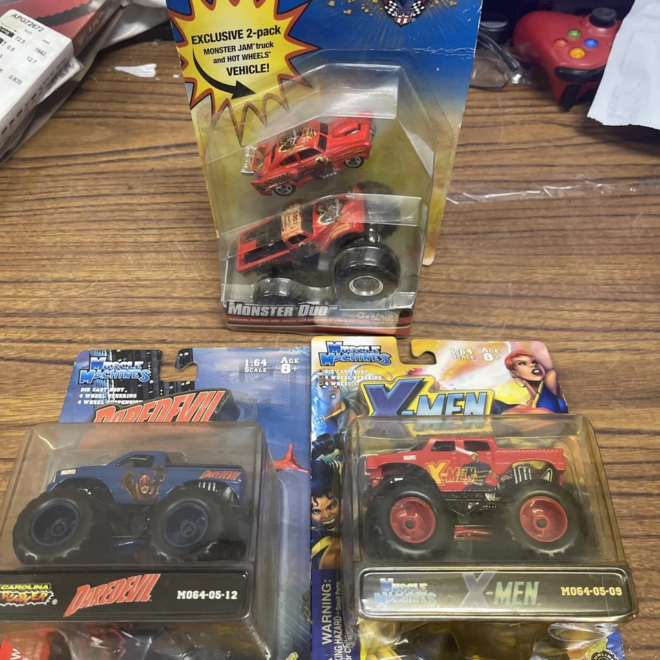 Funline 2003 escala 1:64 máquinas musculares • Dare Devil Monster Truck + The Other 2 Foto 1 de 4