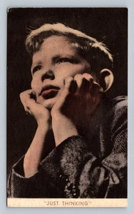 Arte retrato niño 'Just Thinking' postal vintage coloreada a mano - Imagen 1 de 2