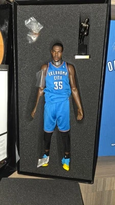 NBA COLLECTION – KEVIN DURANT (OKLAHOMA CITY THUNDER) SIXTH SCALE FIGURE BY ENTE - Image 1 of 4
