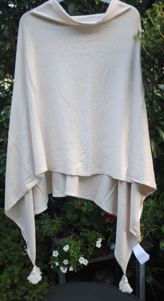 Poncho mit 2 x 2 Quasten...Gr.M/L..Cape...Umhang...Jacke...Beige...Rundhals..NEU - Bild 1 von 1
