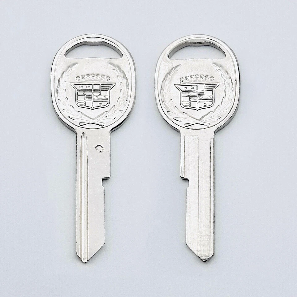 Новый из старых запасов GM НЕРАЗРЕЗАННЫЙ 1968-90 Cadillac DeVille ХРОМИРОВАННЫЙ круглый D-ключ пустой с орнаментальной эмблемой - Изображение 1 из 1