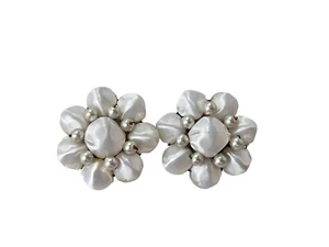 Orecchini clip a grappolo perle plastica bianca lucida cordati Giappone vintage - Foto 1 di 4