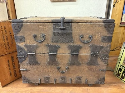 Baú de viagem antigo coreano do século XIX com design de tronco rolante - Imagem 1 de 4