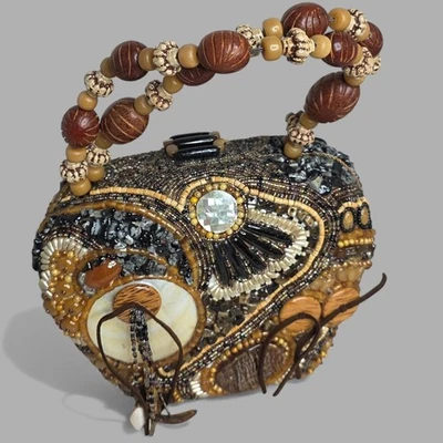 Bolso rígido Mary Frances pequeño marrón con cuentas y madreperla con flecos ~ usado en excelente estado Foto 1 de 4
