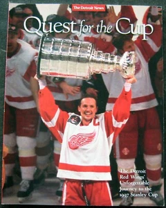1997 DETROIT RED WINGS QUEST FOR THE CUP SOFTCOVER HOCKEY BOOK - Imagen 1 de 1