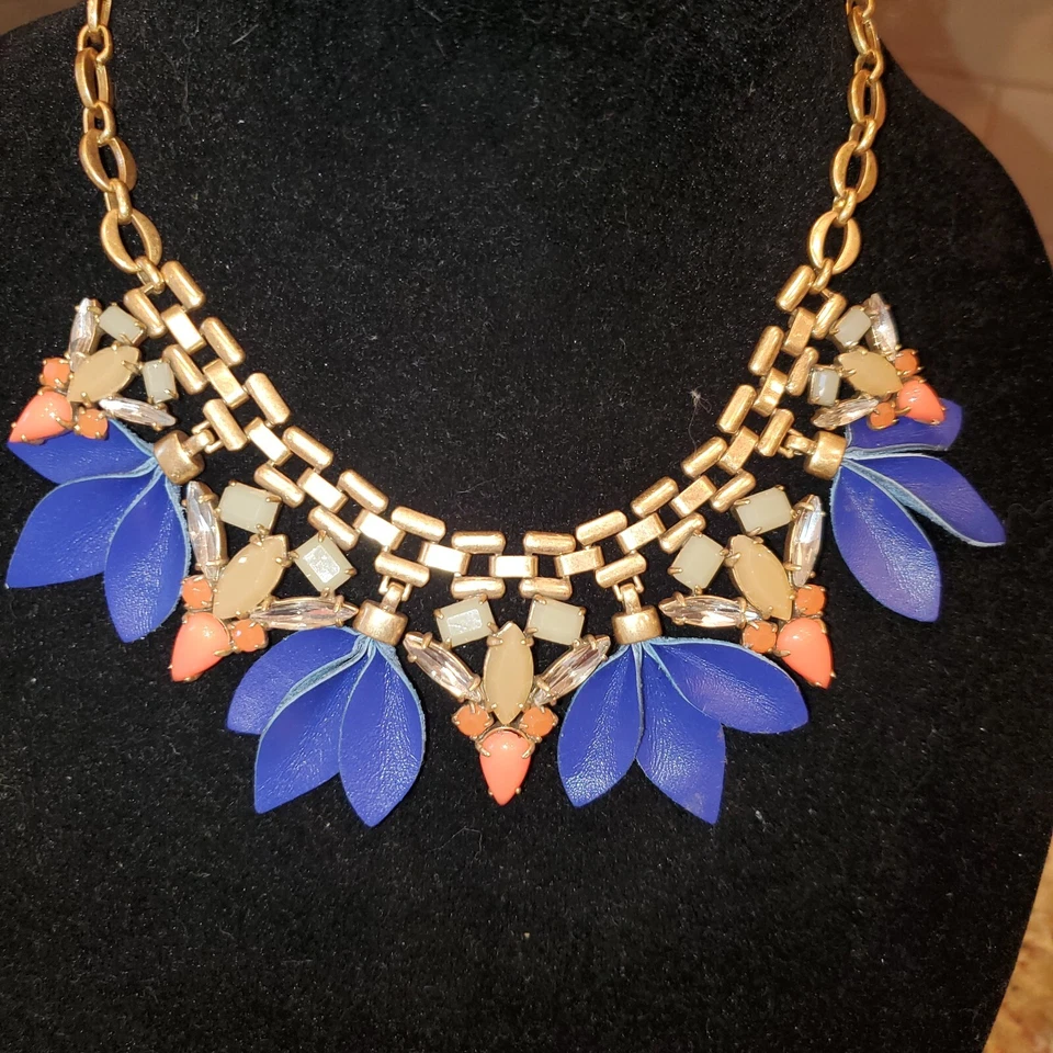 Collar Stella & Dot Melia. 10" de longitud. Piedras de coral con pétalos de cuero azul Foto 1 de 4