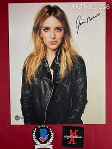 Foto firmada autografiada por Jessica Rothe 11x14 Tree Happy Death Day Beckett certificado de autenticidad - Imagen 1 de 4