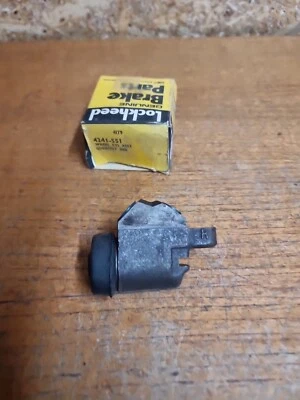 Genuine Lockheed Front wheel cylinder Austin Vauxhall Hillman 1958 to 1971 Nos - Image 1 of 4