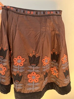 Falda Marrón Lithe Con Apliques de Otoño Y Bordado, Borde Terciopelo Negro Foto 1 de 4