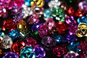 Cuentas de metal diminutas de flor rosa de aluminio x 100 piezas. 6mm  - Imagen 1 de 13