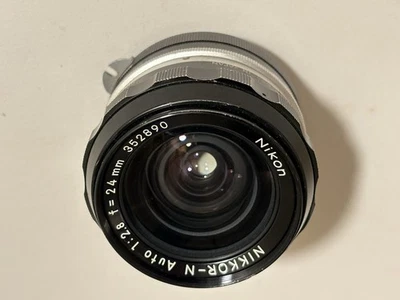 Lente gran angular Nikon NIKKOR-N automática 24 mm F2,8 con tapas excelente Foto 1 de 4
