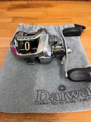 Carrete de baitcasting Daiwa TD Zillion 100PL Crazy Cranker suave de alto... - Imagen 1 de 4