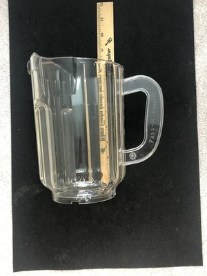 Nuevo - Jarra de bebidas de plástico TableCraft PASS 'N POUR 60 OZ - Mango de agarre único Foto 1 de 4