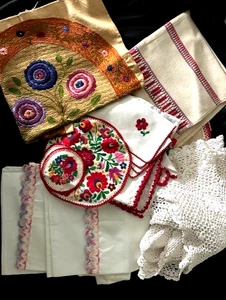 MIXED LOT VINTAGE CROCHET & EMBROIDERED TABLE CLOTHS, RUNNER, CASES & TAPASTRY - Picture 1 of 11