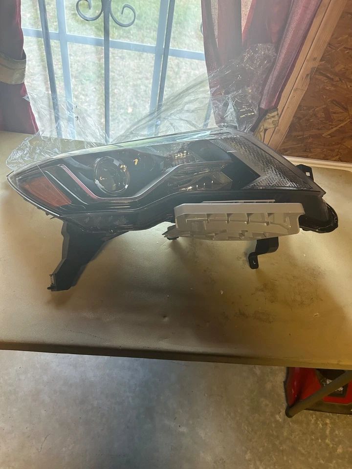 Faro LED para un Pathfinder 2019. Lado derecho del conductor.  Foto 1 de 1