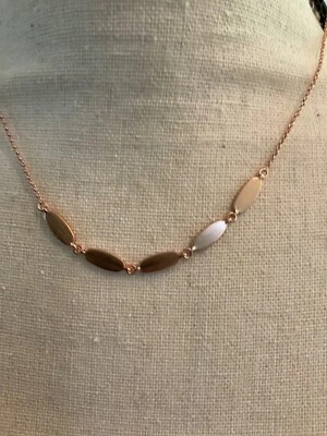 Collar Kendra Scott Fern hebra corta chapado en oro rosa nuevo con etiquetas Foto 1 de 4