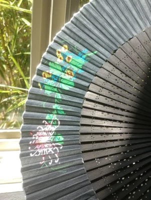 优雅黑色竹制折叠扇适用于中国和日本美学 - 礼品就绪 — 第 1/4 张图片