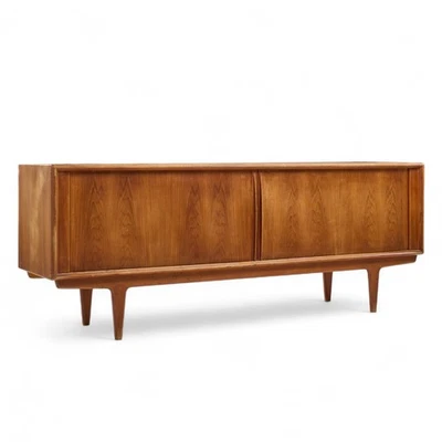 Puerta pandereta danesa de teca Bernhard Pedersen Mid Century Credenza Foto 1 de 4