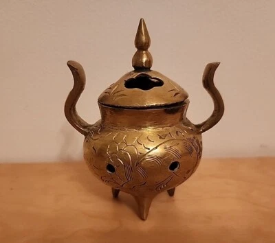 Quemador de incienso chino vintage de latón de tres patas con tapa. 4" de alto Foto 1 de 4