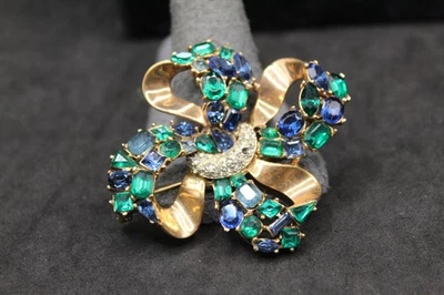VINTAGE TRIFARI CROWN EMERALD GREEN BLUE SAPPHIRE RHINESTONE BOW PIN 2" - Image 1 of 4