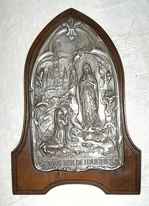 ANCIEN CADRE MURAL & POSER/METAL REPOUSSE/LA GROTTE/ND DE LOURDES ET BERNADETTE - Picture 1 of 1