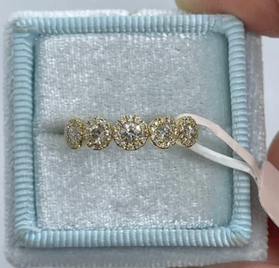Alianza de boda con halo de 5 piedras de diamantes creada en laboratorio de 1,90 quilates enchapada en oro amarillo de 14 quilates Foto 1 de 4