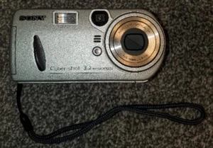 Sony Cyber-Shot DSC-P72 1.5" LCD 3x Optical Zoom 3.2 MP Digital Camera For Parts - Picture 1 of 10