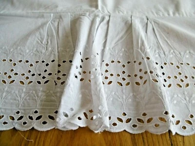 Piece de coton blanc  avec broderie anglaise ( 156 x 117 cms ) - Photo 1/4