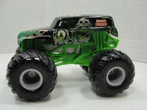 Hot Wheels Monster Jam 1:64 Diecast Truck - Grave Digger - Flotation Wheels - Bild 1 von 6