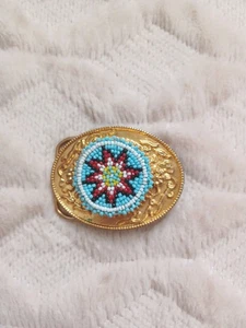Fibbia cintura western vintage tono oro nativi americani semi perline blu rosso fiore - Foto 1 di 6