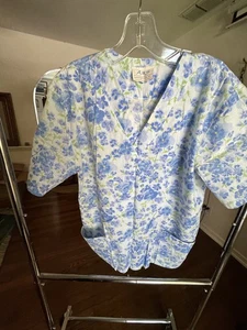 Womens Scrub Top Size M Blue & White Flower Pattern Brand: American Scrubs  - Picture 1 of 4