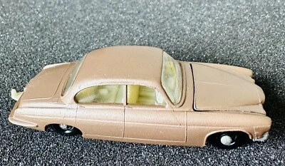 VINTAGE MATCHBOX #28-C BROWN JAGUAR MK 10 MADE IN ENGLAND BY LESNEY 1964 - 1968 - Image 1 of 4
