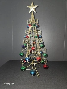 Árbol de Navidad de alambre de metal dorado de 16" con estrellas y adornos multicolores Jingle Bell  - Imagen 1 de 3
