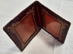 Porta foto da viaggio in pelle con decori dorati, per due foto 6x8 - Foto 1 di 6