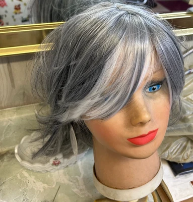 Peluca gris con reflejos blancos nueva longitud mediana Foto 1 de 4