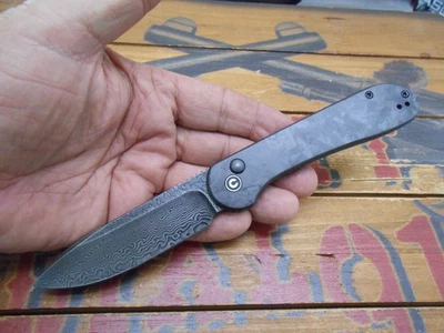 Navaja de Bolsillo Civi Elementum Borde Liso Hoja Damasco Mango de Fibra de Carbono Foto 1 de 4