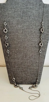 "Impresionante collar de estación Ann Taylor Loft tono plata con medallones de cristal 32""" Foto 1 de 4