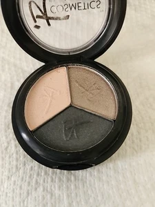 It Cosmetics Luxe Eyeshadow Trio PRETTY IN SMOKE ONE COLOR HAS  TINY FLAW - Picture 1 of 5